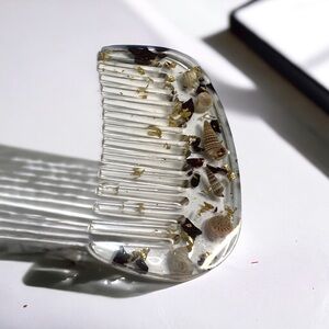 Clear Small Seashells and Rose Petals Comb with Gold Flakes Detail Handm…